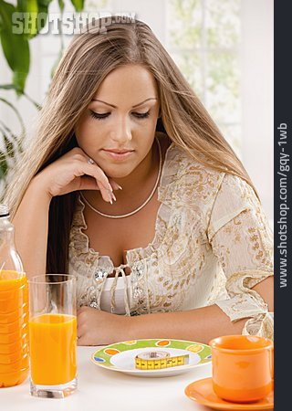 
                Junge Frau, Diät, Ernährungsbewusstsein                   