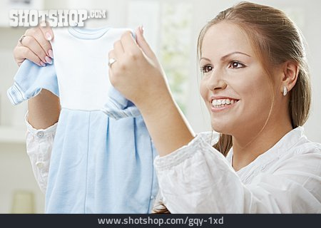 
                Vorfreude, Schwangere, Babybekleidung                   