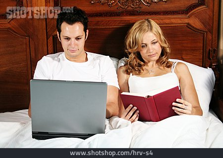 
                Paar, Häusliches Leben, Buch, Laptop                   