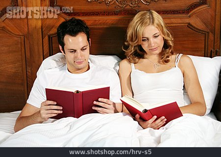 
                Paar, Häusliches Leben, Lesen                   