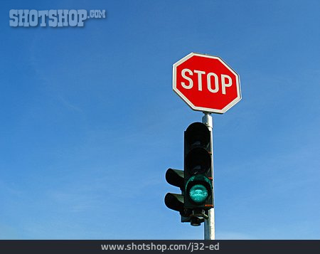 
                Stopschild, Verkehrsampel                   