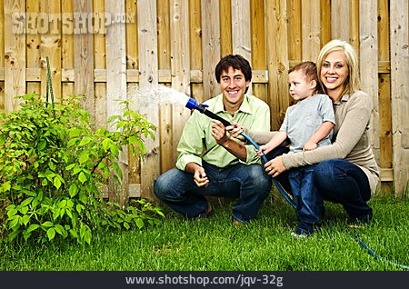 
                Gartenarbeit, Familie, Bewässerung                   