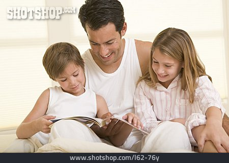 
                Vater, Familienleben, Vorlesen                   