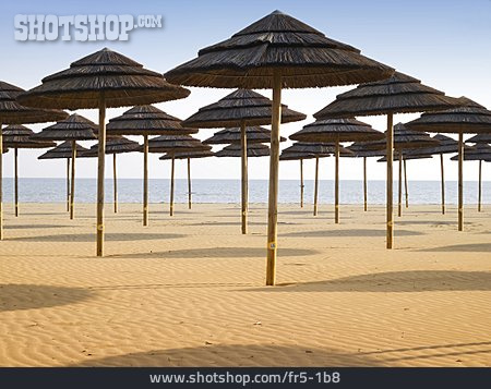 
                Strand, Tourismus, Sonnenschirm                   