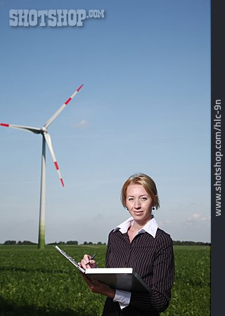 
                Technik & Technologie, Windenergie, Geschäftsfrau                   