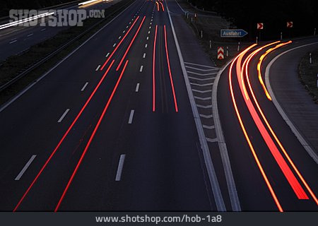 
                Autobahn, Ausfahrt, Lichtspuren                   