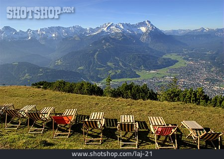 
                Aussicht, Liegestühle, Alpenpanorama                   