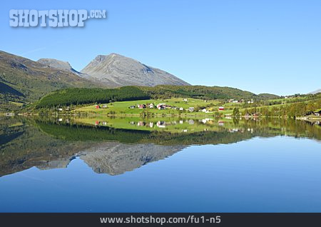 
                Spiegelung, Norwegen, Uferlandschaft                   