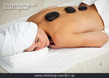 
                Junge Frau, Wellness & Relax, Entspannen, Warmsteinmassage                   