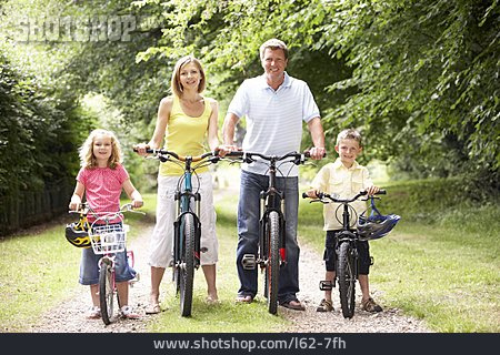 
                Familie, Radfahren, Fahrradtour, Familienausflug                   