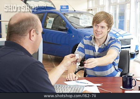 
                Autokauf, Schlüsselübergabe, Autokäufer                   