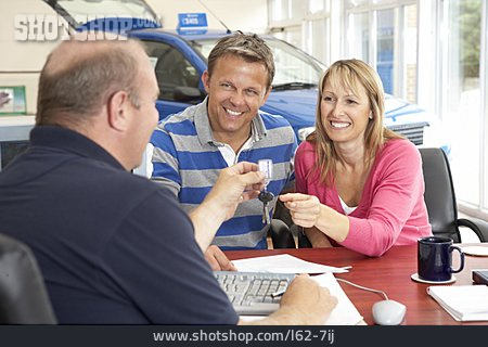 
                Autokauf, Schlüsselübergabe, Autohändler, Autokäufer                   