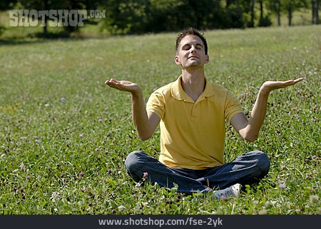
                Junger Mann, Genießen, Entspannen, Yogaübung                   