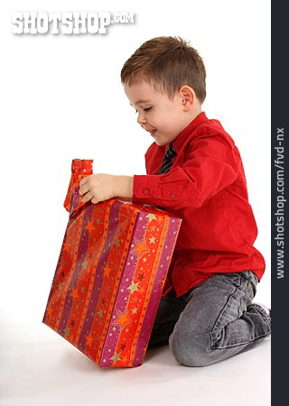 
                Bescherung, Auspacken, Weihnachtsgeschenk                   