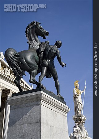 
                Wien, Bronzestatue, Pallas Athene                   