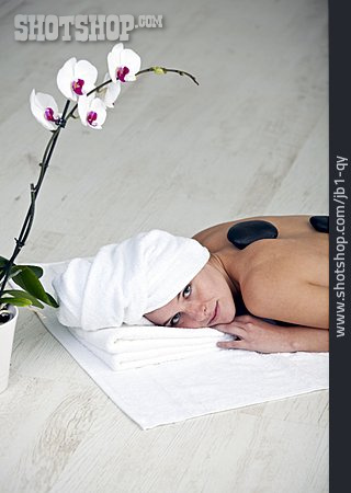 
                Junge Frau, Wellness & Relax, Warmsteinmassage                   