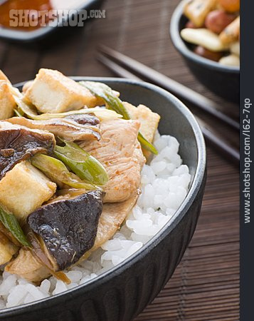 
                Reisgericht, Shiitake, Geflügelfleisch, Donburi                   
