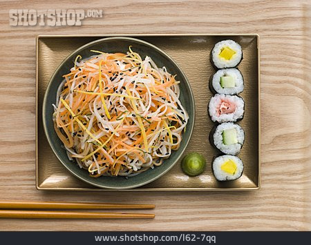 
                Salat, Sushi, Sushiplatte, Japanische Küche                   