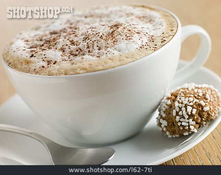 
                Cappuccino, Kaffeegebäck, Kaffeegedeck, Amaretti                   