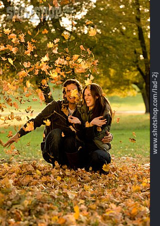 
                Paar, Spaß & Vergnügen, Herbst, Herbstlaub                   