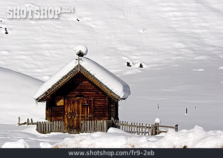 
                Verschneit, Holzhütte, Almkapelle                   