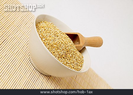 
                Schüssel, Holzschaufel, Quinoa                   