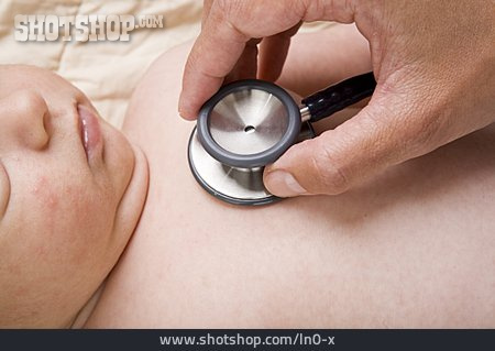
                Stethoskop, Abhören, Kindervorsorgeuntersuchung                   