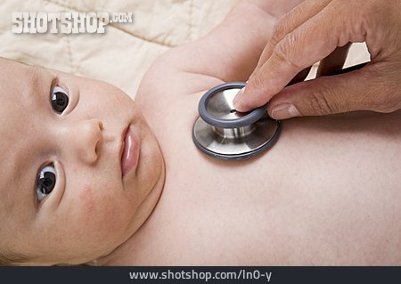 
                Stethoskop, Abhören, Kindervorsorgeuntersuchung                   
