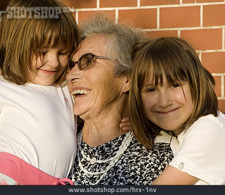 
                Großmutter, Liebevoll, Umarmen, Enkelin                   