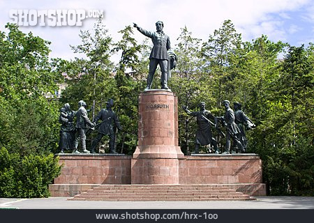 
                Lajos Kossuth, Kossuth-statue                   