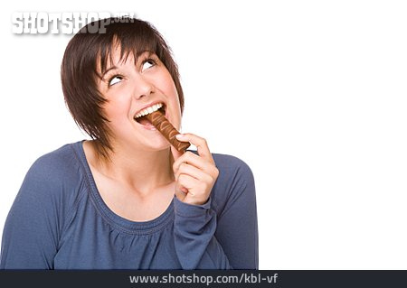 
                Junge Frau, Naschen, Schokoladenriegel                   