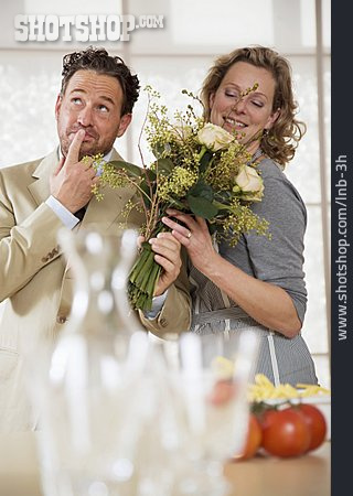 
                Ehepaar, Hochzeitstag, Blumengeschenk                   