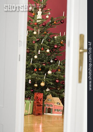 
                Weihnachten, Weihnachtsbaum, Türspalt                   
