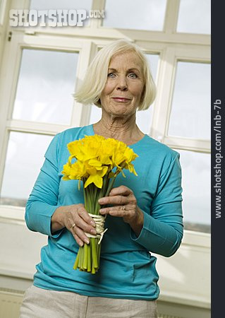 
                Seniorin, Blumenstrauß, Narzissenstrauß                   