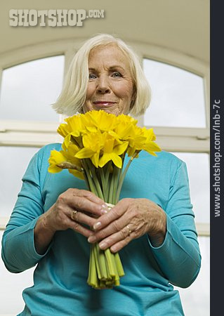 
                Seniorin, Blumenstrauß, Narzissenstrauß                   