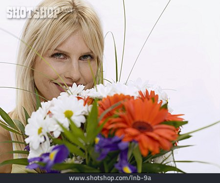 
                Frau, Blumenstrauß, Blumengeschenk                   