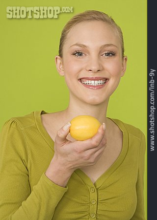 
                Junge Frau, Vitamin C, Zitrone                   