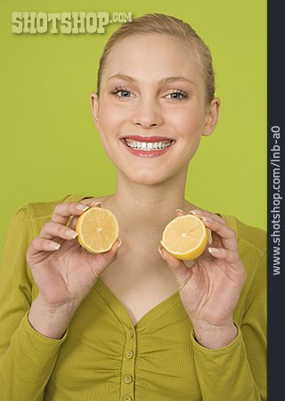 
                Junge Frau, Zitronenhälfte                   