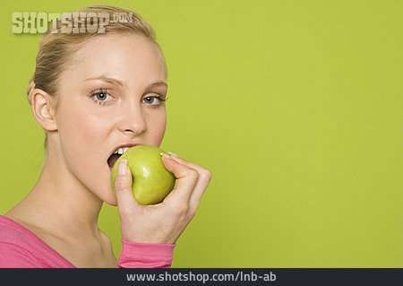 
                Junge Frau, Apfel, Abbeißen                   