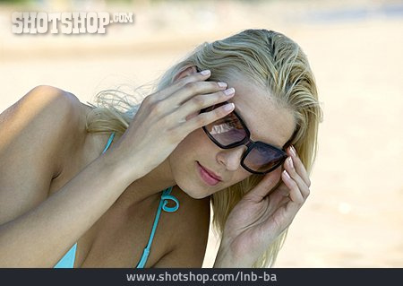 
                Junge Frau, Sonnenbrille                   