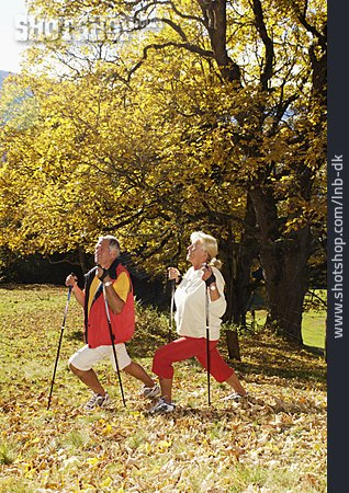 
                Nordic Walking, Ehepaar, Dehnungsübung                   