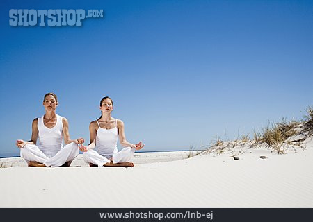 
                Frau, Yogaübung, Meditieren                   