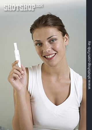 
                Junge Frau, Schwangerschaft, Schwangerschaftstest                   