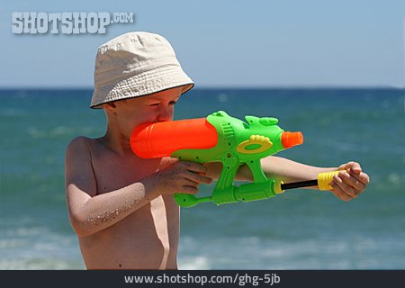 
                Junge, Zielen, Wasserpistole                   