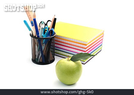 
                Apfel, Bücherstapel, Stiftebecher                   