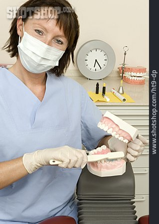 
                Zahnmedizin, Zahnärztin, Zahnarzthelferin, Zahnreinigung                   