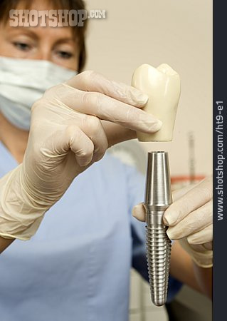 
                Zahnärztin, Zahntechnikerin, Implantat                   
