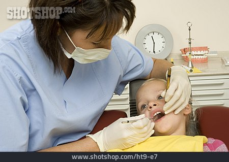 
                Zahnbehandlung, Kinderzahnärztin                   