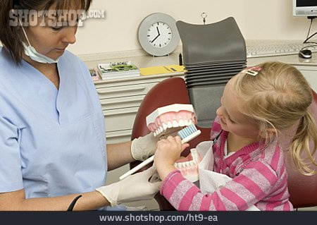 
                Zähneputzen, Zahnreinigung, Kinderzahnärztin                   