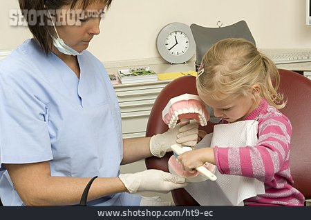 
                Zähneputzen, Zahnreinigung, Kinderzahnärztin                   